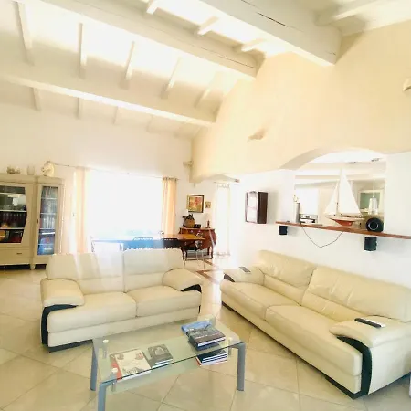 בית נופש Villa Nimes *